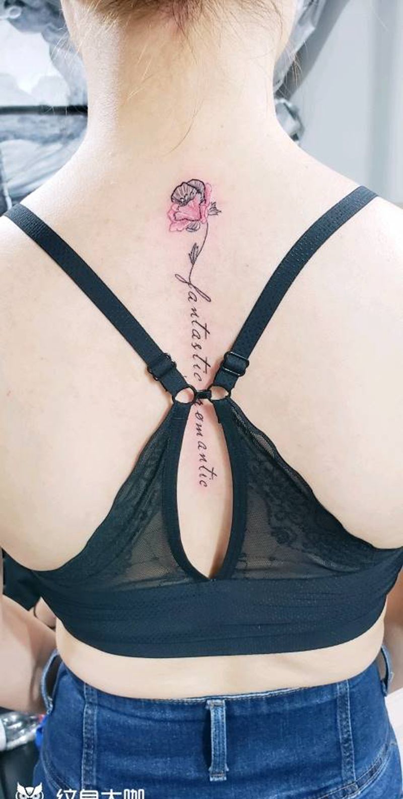 脊椎字母花纹身图片