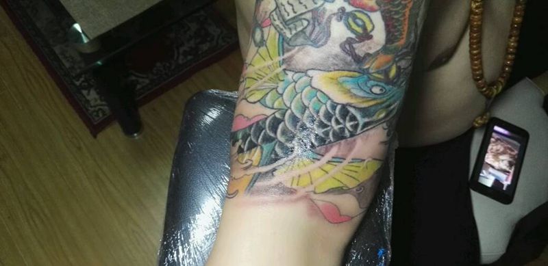 大臂鲤鱼纹身图片_肩部纹身图案