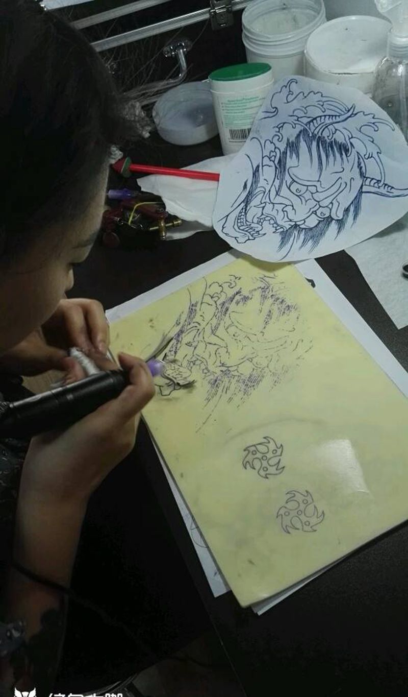 学员考试中！纹身图片_肩部传统人物成品纹身图案