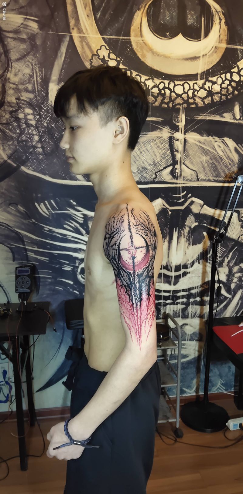 1499暗黑花体纹身图片_手臂花体字水墨纹身图案