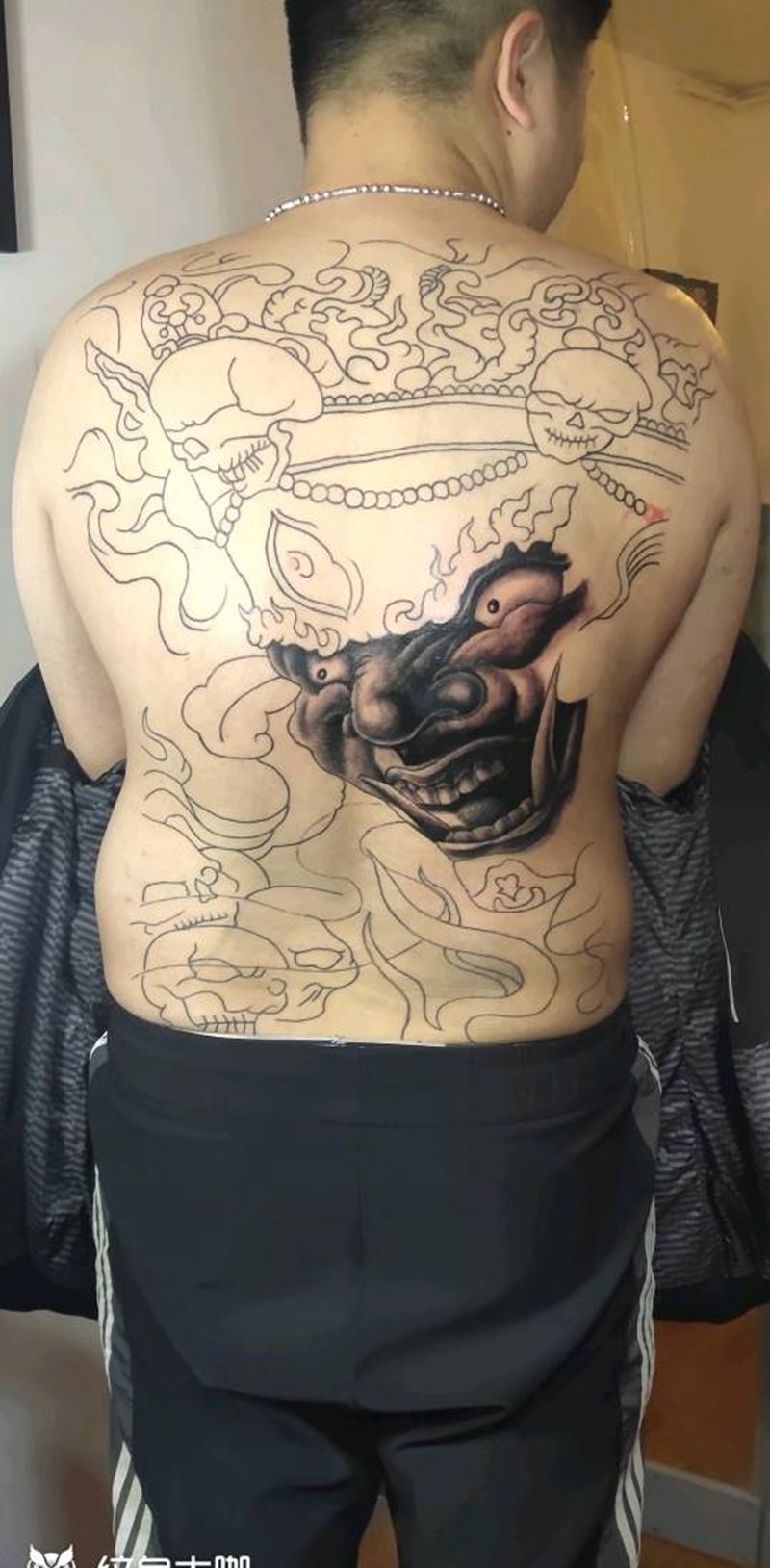 2999满背进行中纹身图片_背部新传统纹身图案