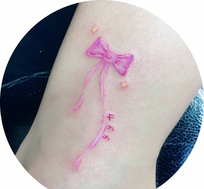 脚踝小蝴蝶结纹身图片