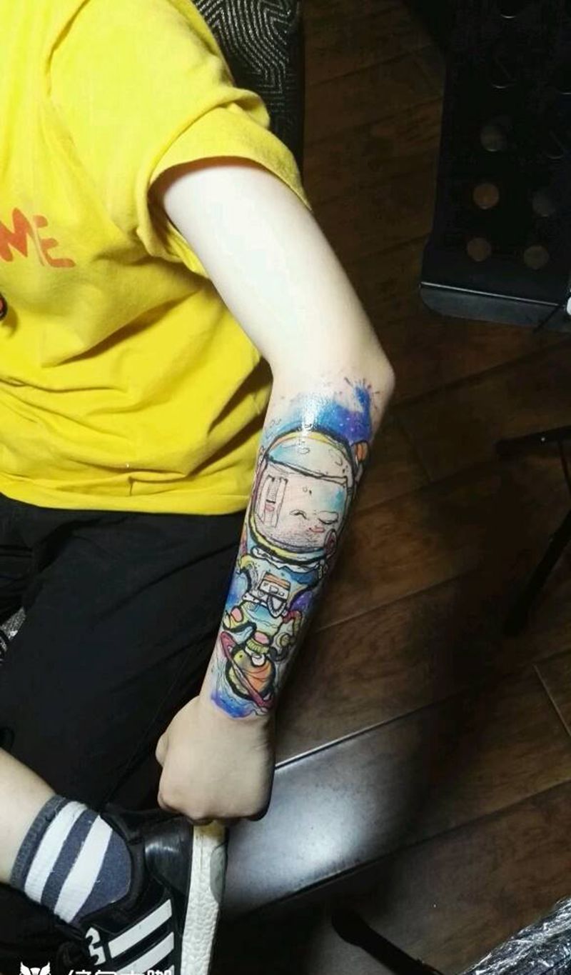 水彩航天员纹身图片_手部New School水彩纹身图案