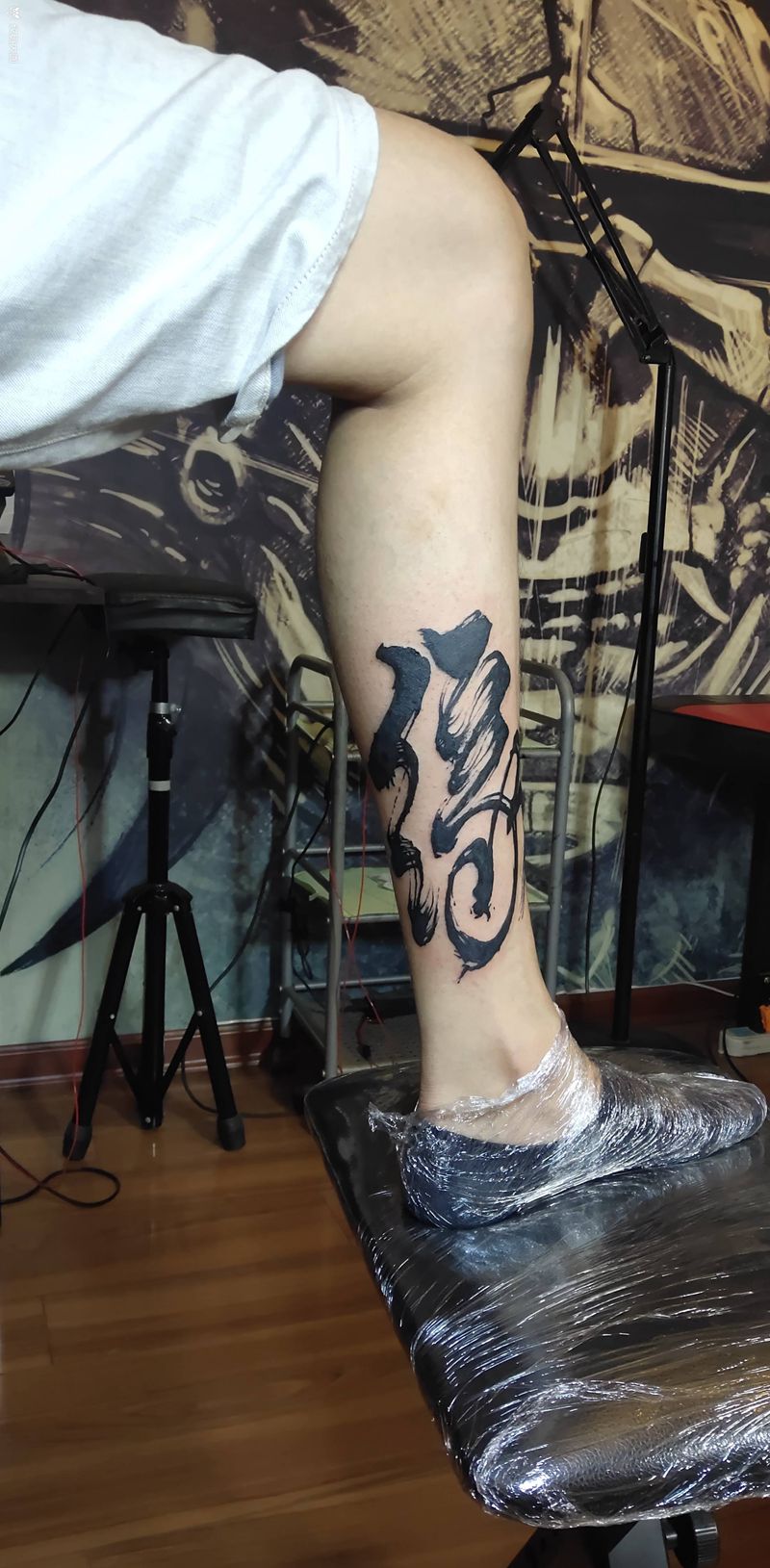 799元缘字体纹身图片_腿部水墨纹身图案