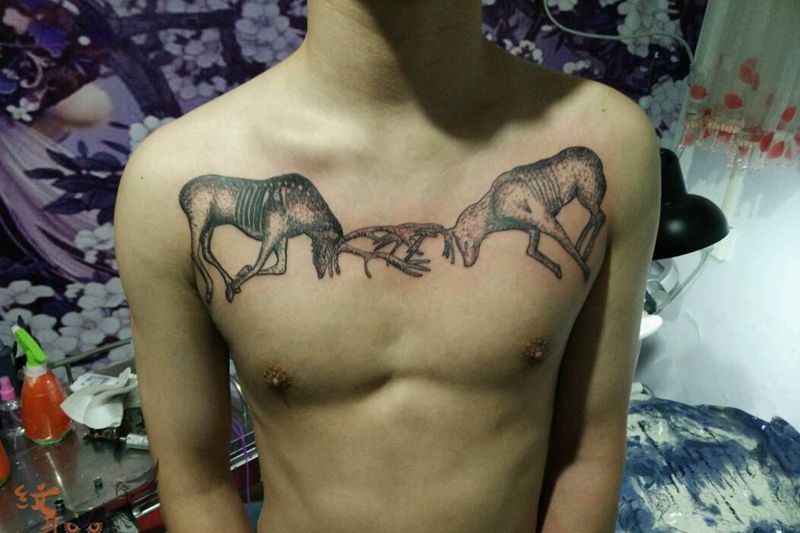 点刺双鹿纹身图片_胸部纹身图案