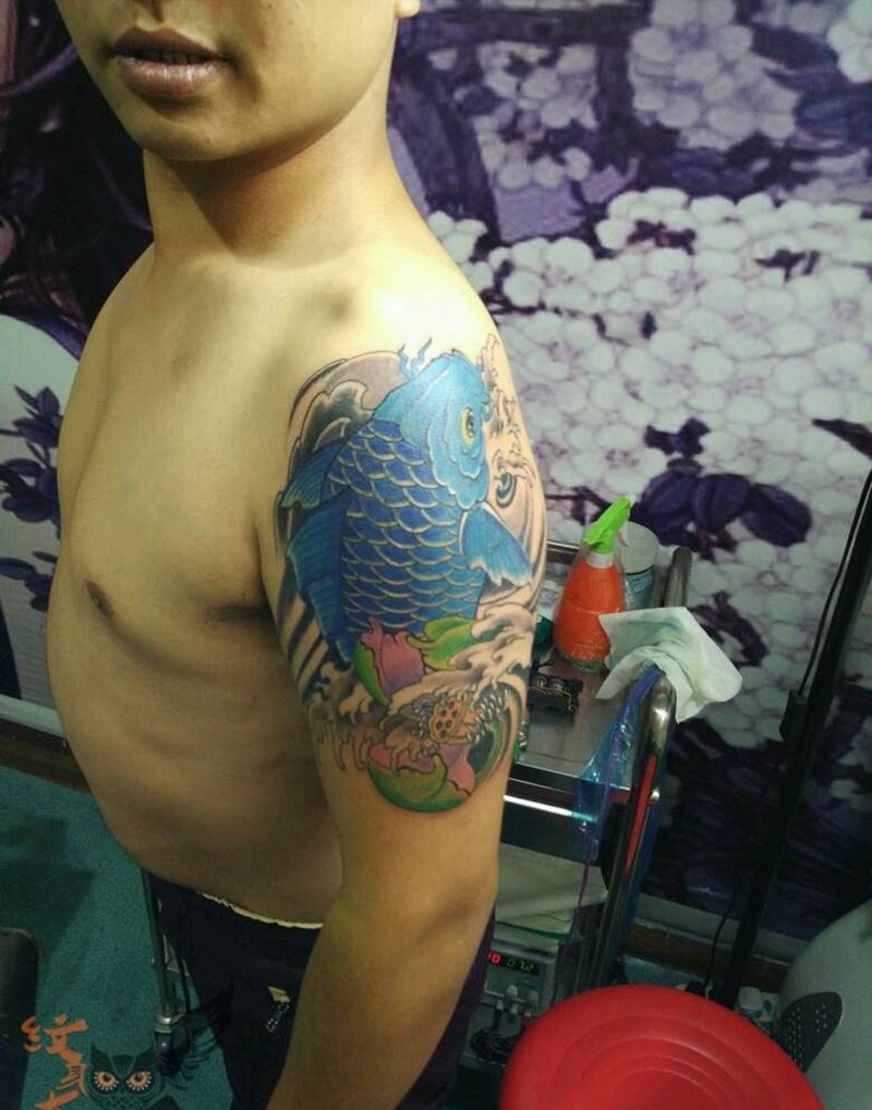 鲤鱼遮盖纹身图片_手臂传统动物纹身图案