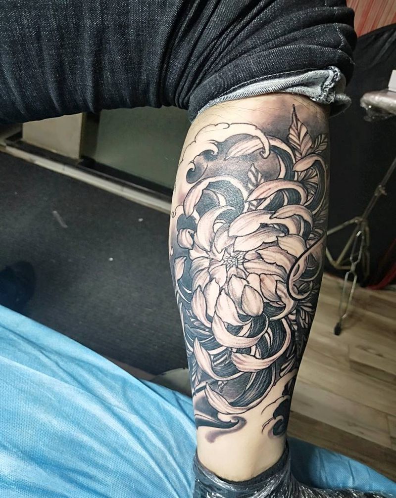包小腿菊花纹身图片_腿部新传统纹身图案