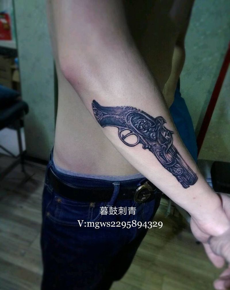 造把枪~年底用得上纹身图片_手臂成品纹身图案