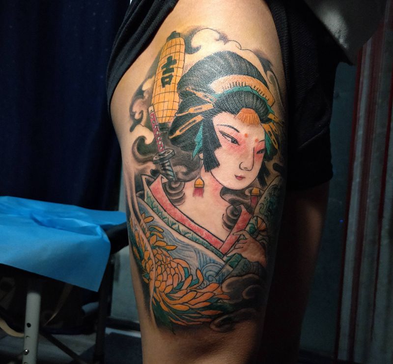 执扇艺伎纹身图片_腿部新传统纹身图案