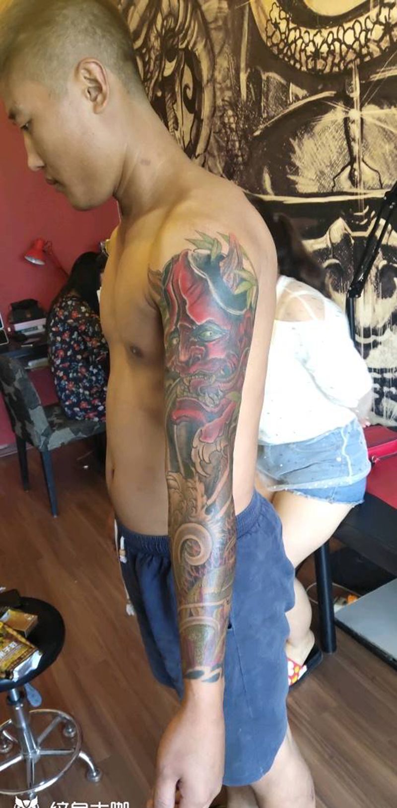 旧花臂上彩999元纹身图片_手臂老传统纹身图案