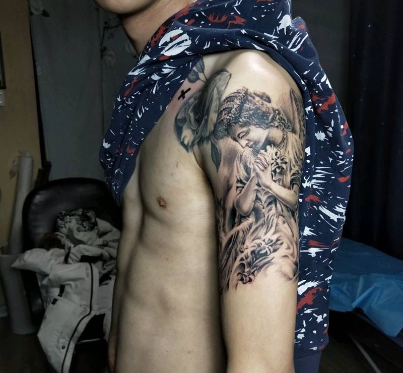 天使流浪迷路了′幸好有指南针纹身图片_肩部手臂欧美写实纹身图案