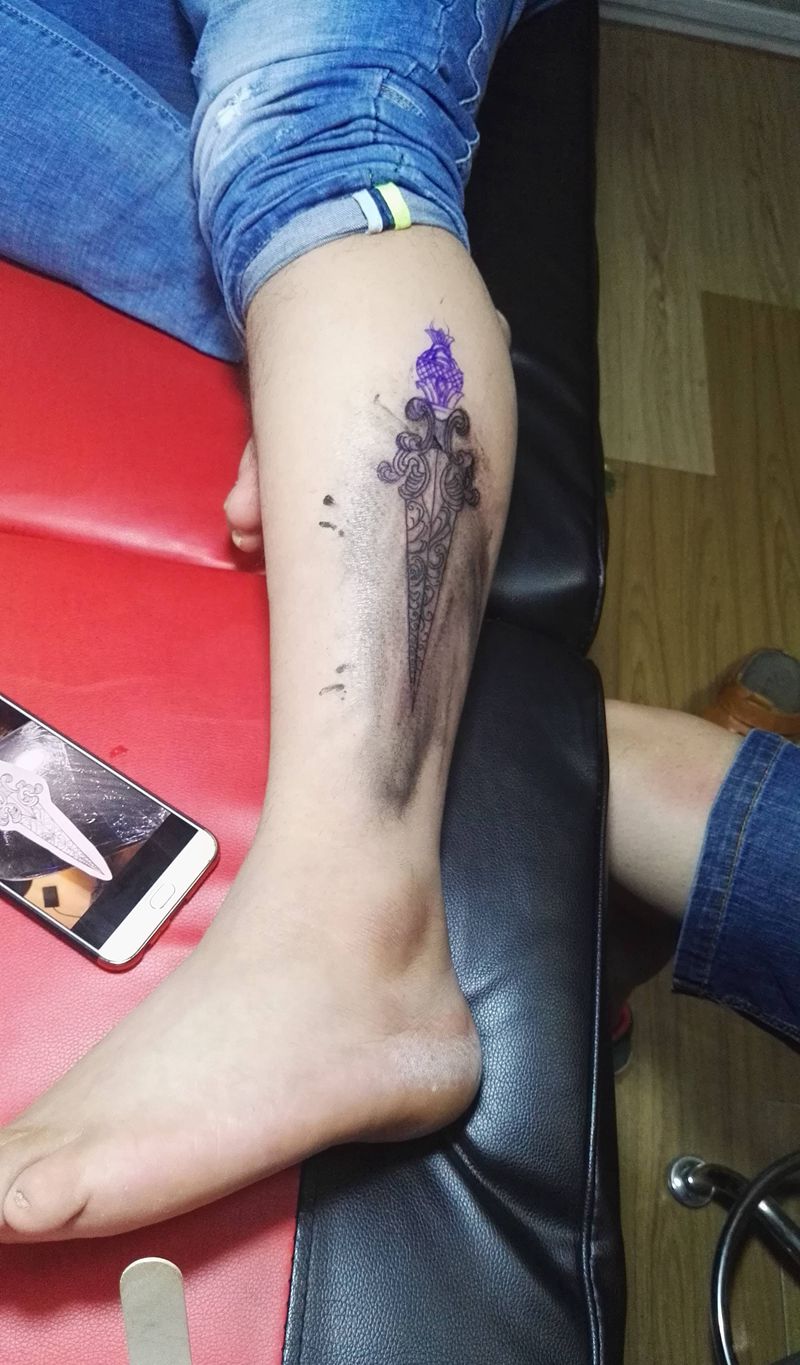 花剑纹身图片_脚部欧美纹身图案