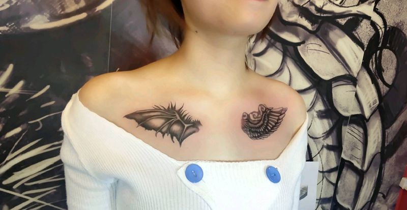 799元翅膀纹身图片_胸部水墨点刺纹身图案