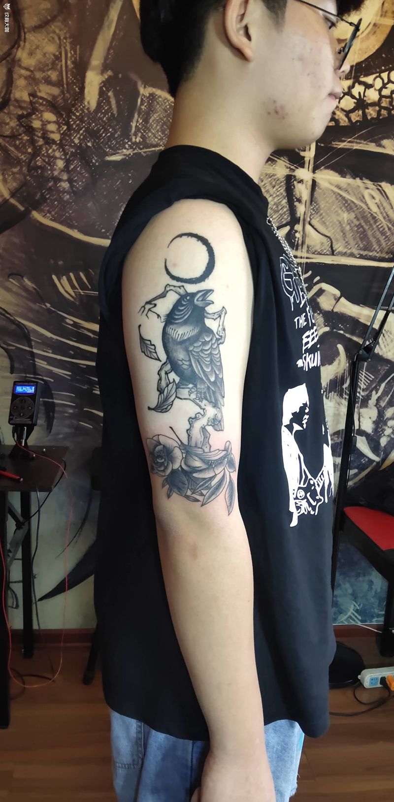 799元乌鸦纹身图片_手臂几何New School纹身图案