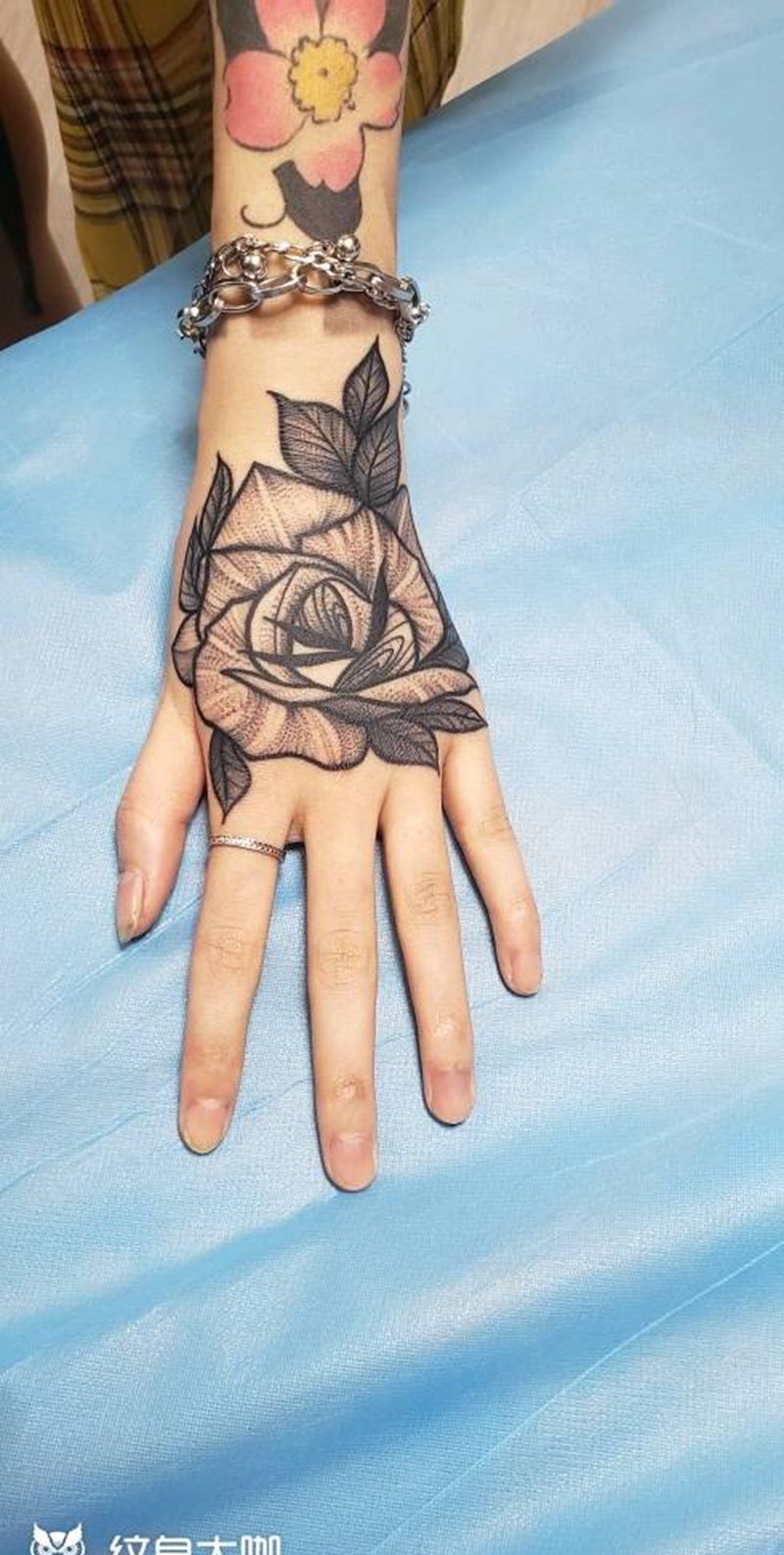 手背玫瑰纹身图片_手部点刺纹身图案