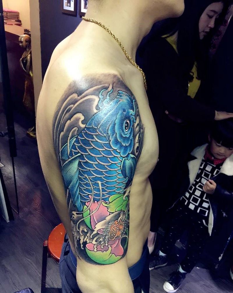 锦鲤包大臂纹身图片
