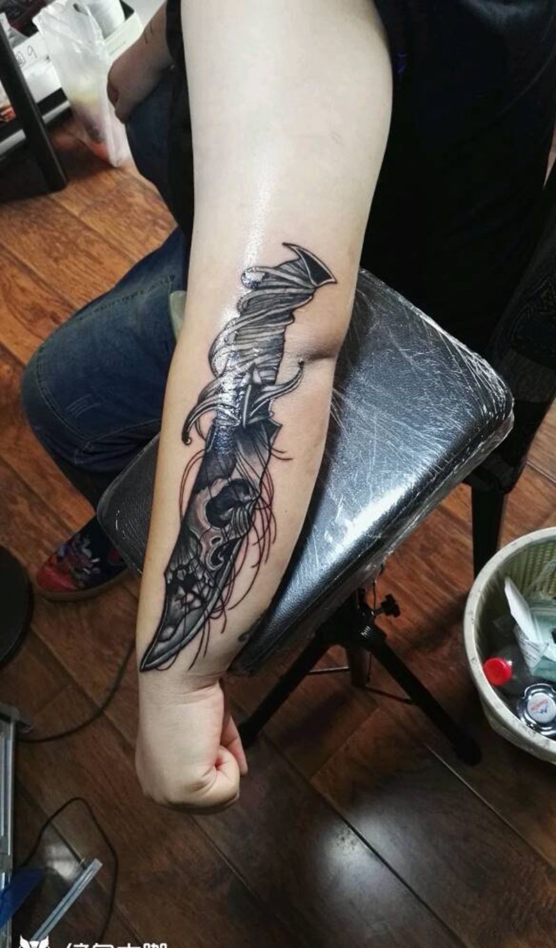 伤疤遮盖！纹身图片_手臂欧美人物成品纹身图案