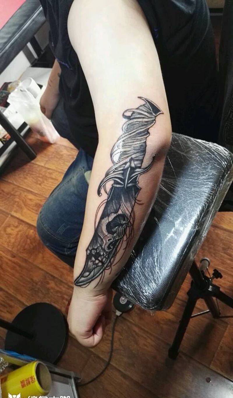 匕首疤痕遮盖纹身图片_手部欧美静物成品纹身图案