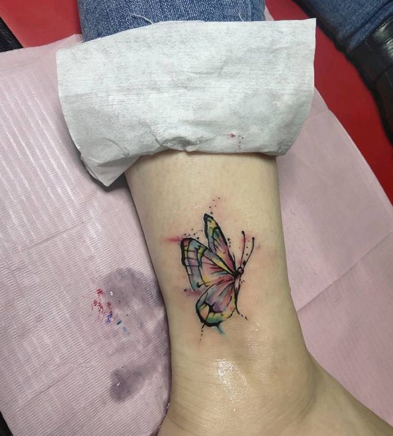 蝴蝶纹身图片_脚部水彩纹身图案