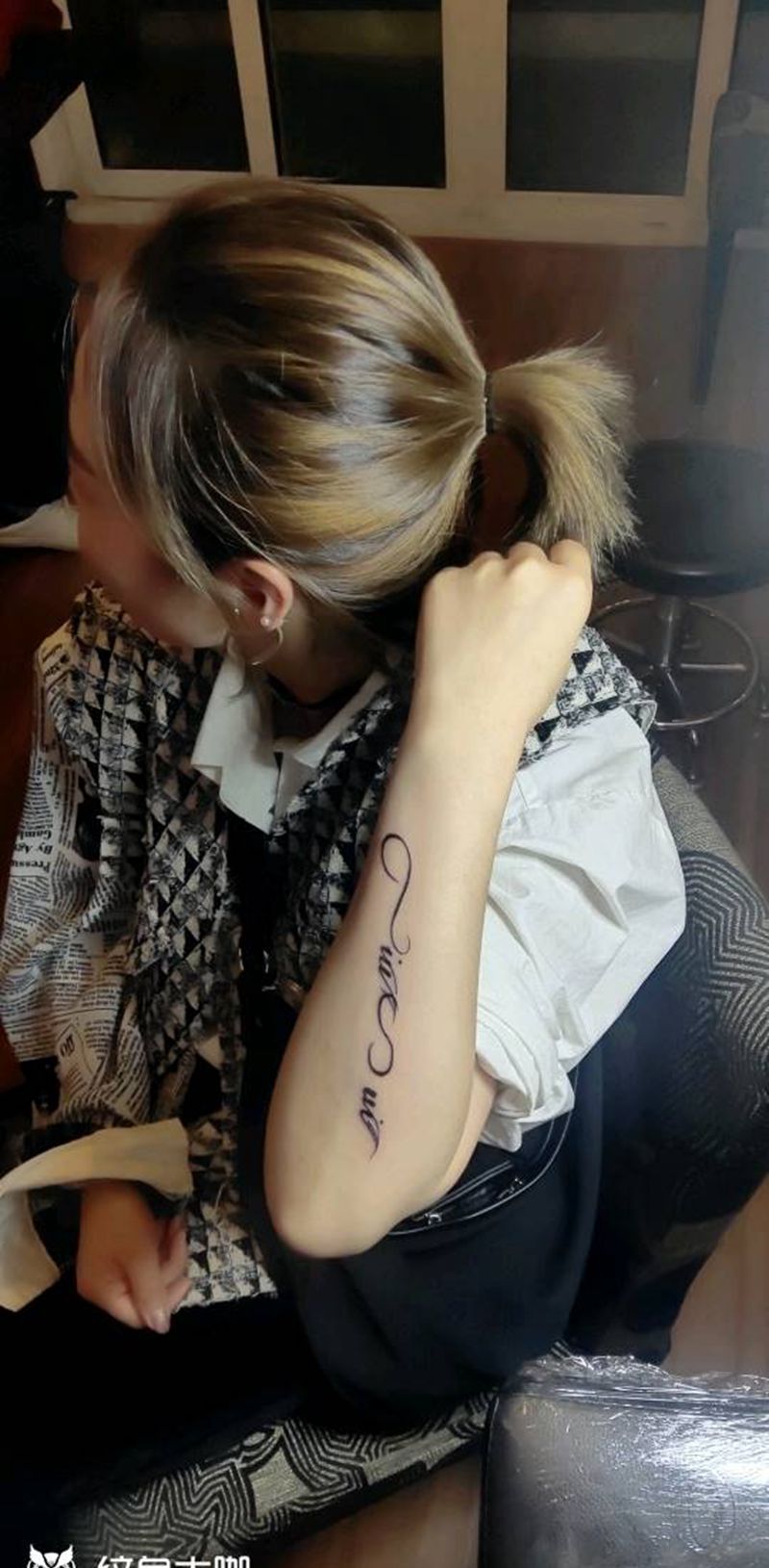 199元英文留念纹身图片_手部花体字纹身图案