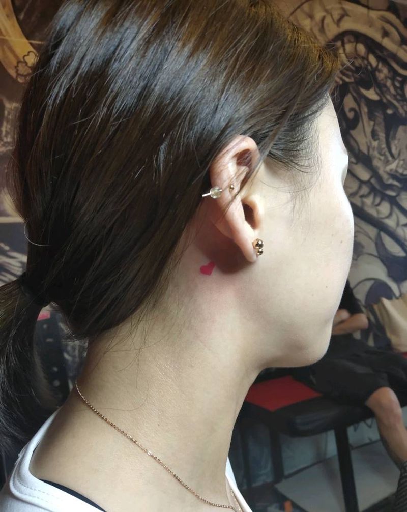 桃心纹身图片_手部颈部纹身图案