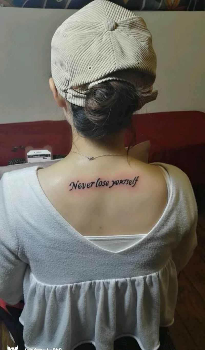 美女英文！纹身图片_颈部字符成品纹身图案