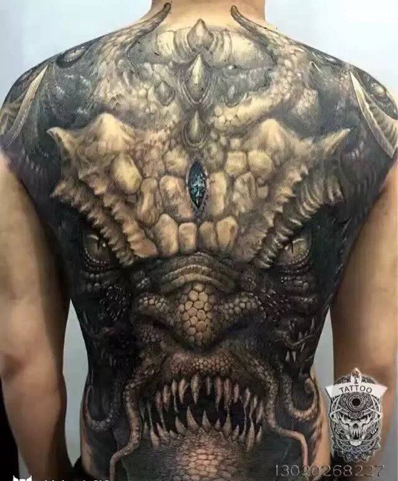 龙威纹身图片_传统写实背部成品纹身图案