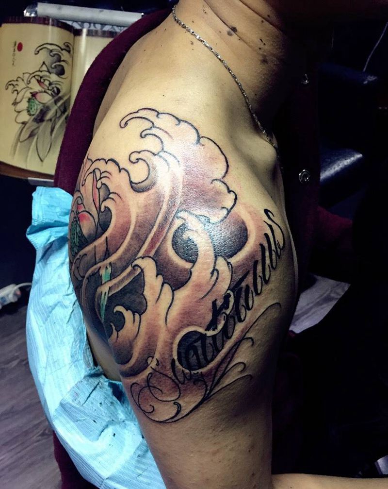 水浪荷花纹身图片