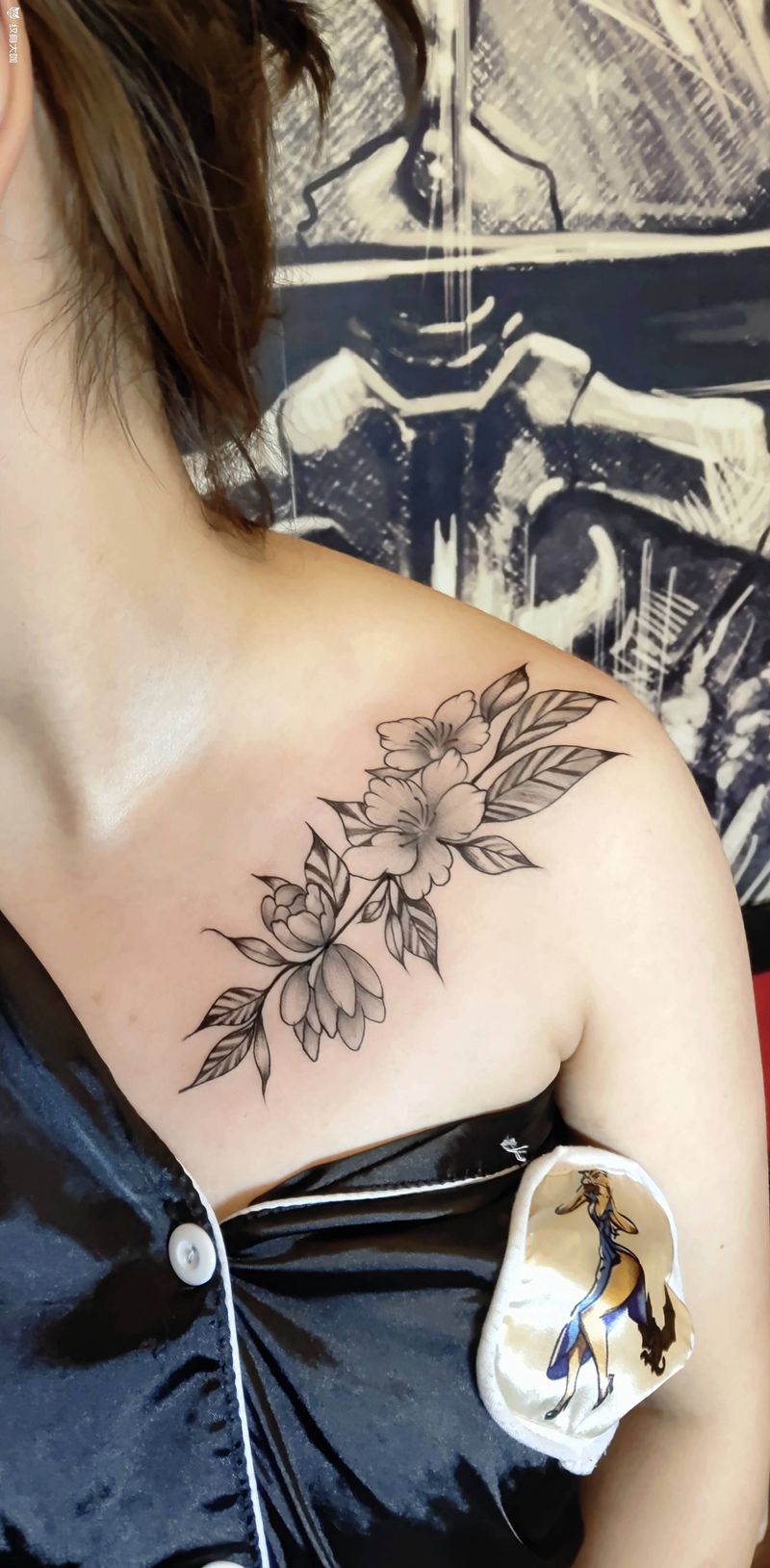 素花纹身图片_肩部点刺纹身图案