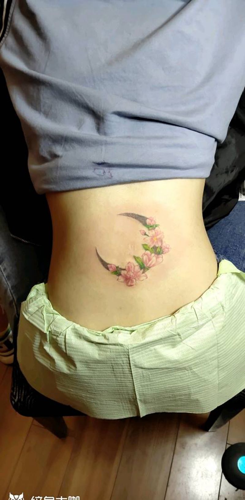 499元月亮花纹身图片_腰部水墨水彩纹身图案