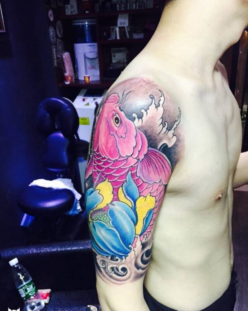 荷花锦鲤纹身图片