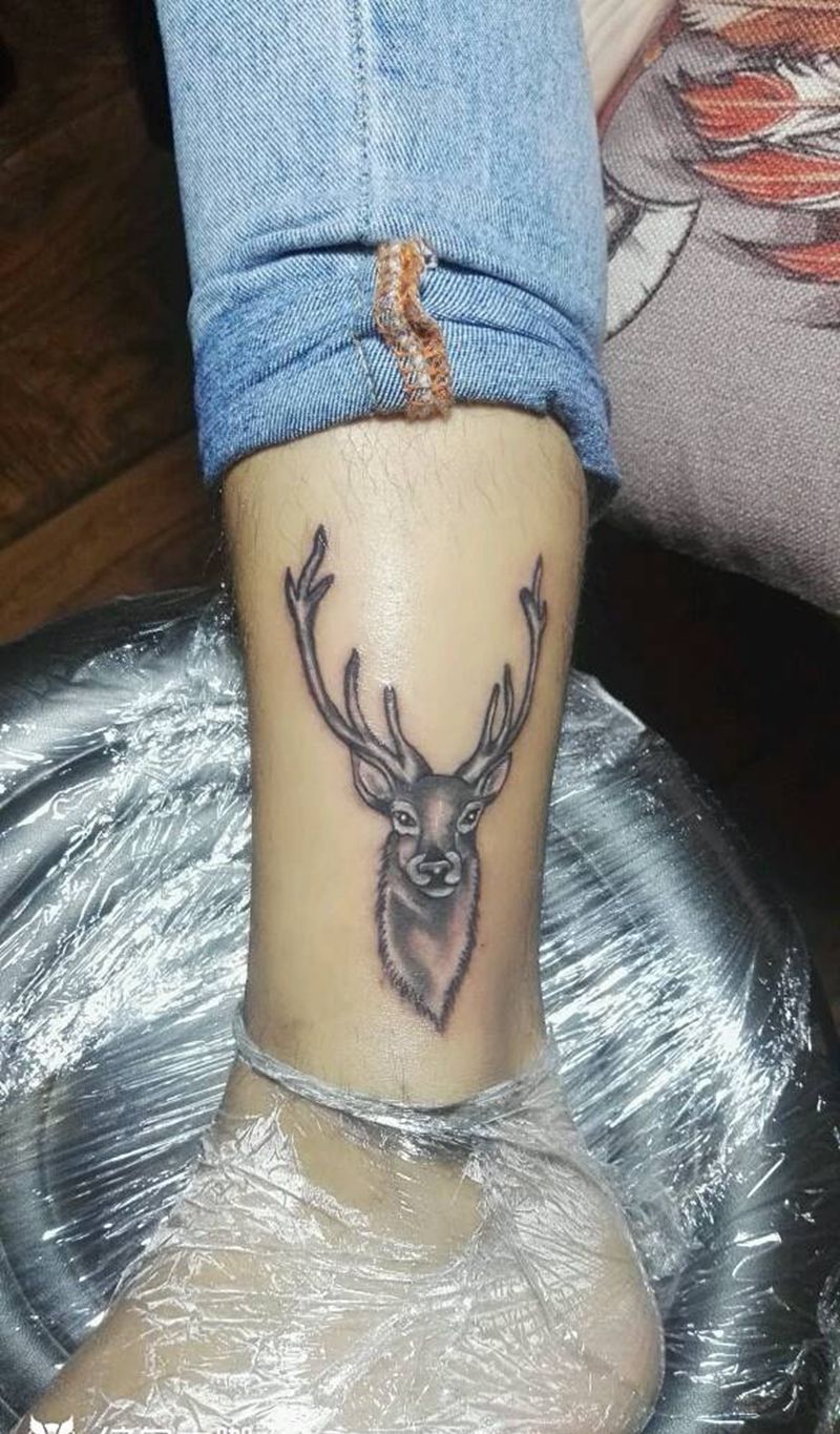 鹿纹身图片_腿部欧美动物成品纹身图案