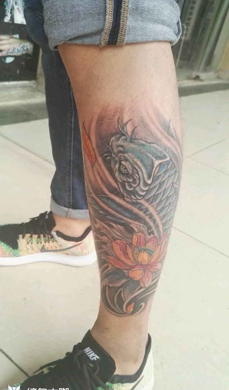 小腿鲤鱼纹身图片_腿部传统动物植物静物成品纹身图案