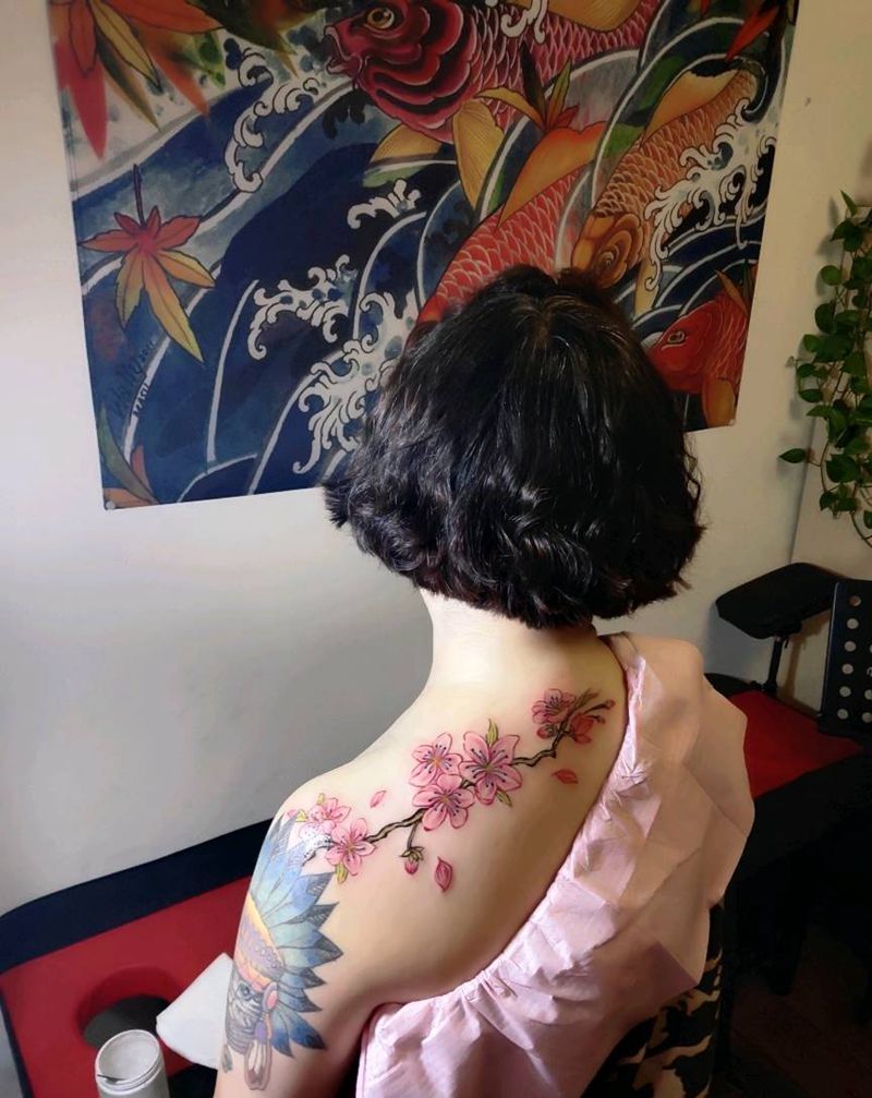 桃花纹身图片_肩部新传统纹身图案