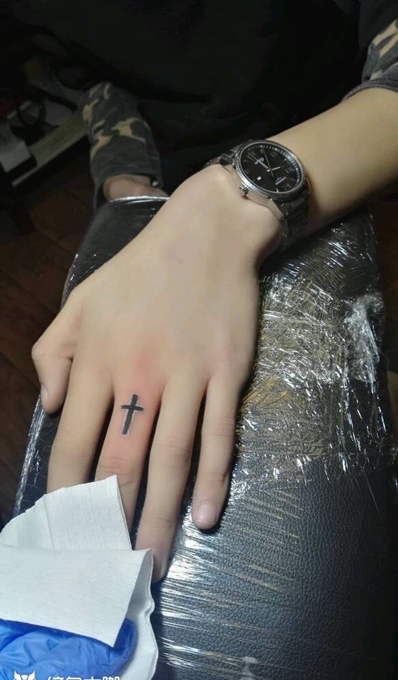 十字架！纹身图片_手部欧美字符成品纹身图案