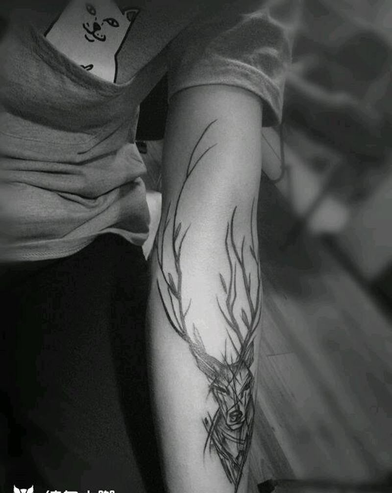 帅哥与鹿的故事纹身图片_手臂腿部清新动物图腾成品纹身图案