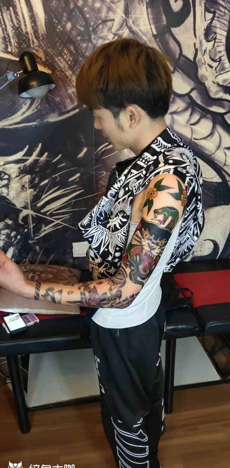 1999元欧美拼接花臂纹身图片_手部新传统水彩纹身图案