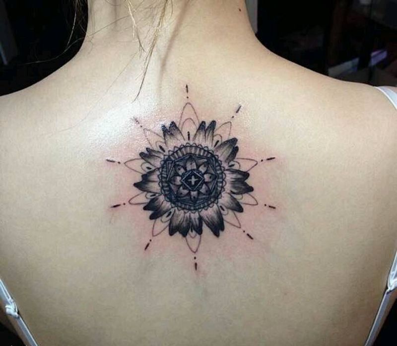 曼陀罗纹身图片_背部纹身图案