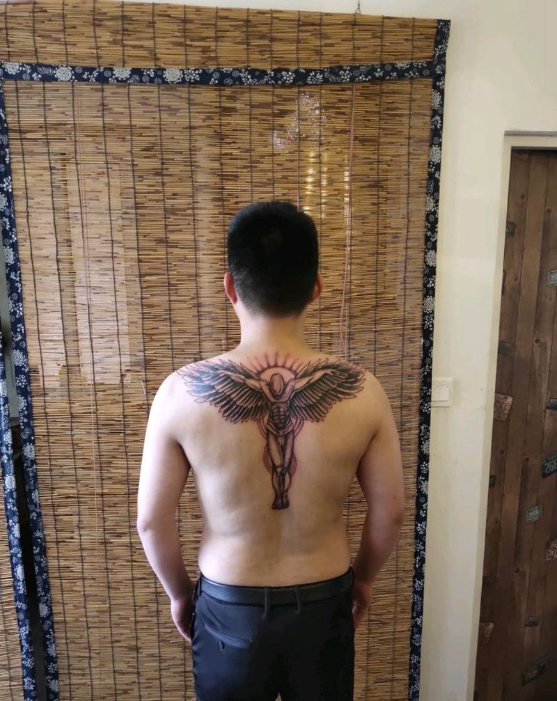 守护天使纹身图片_背部纹身图案