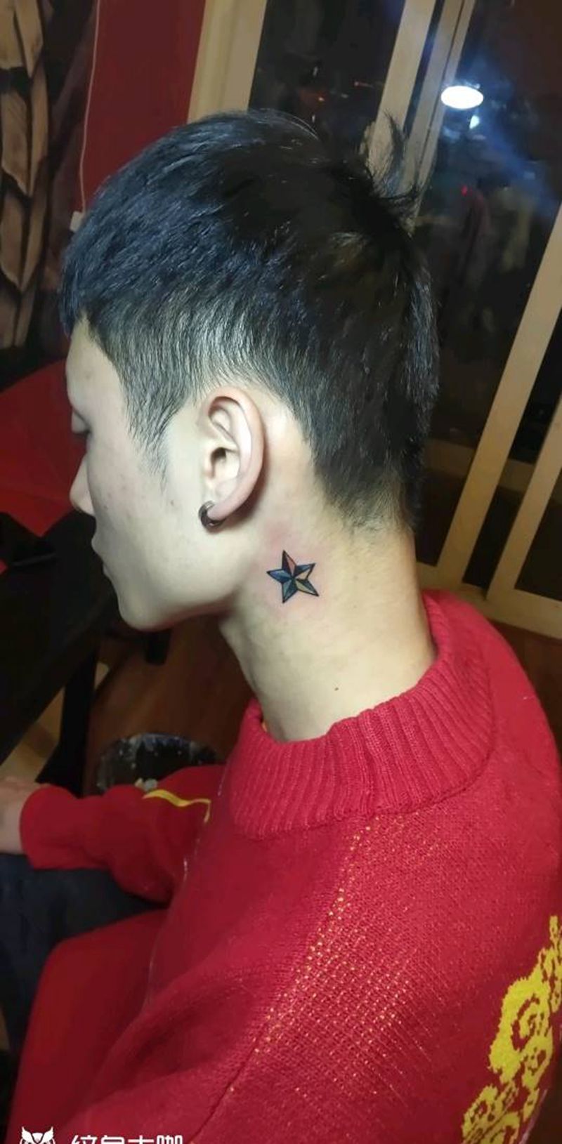 199元五彩星纹身图片_颈部图腾纹身图案