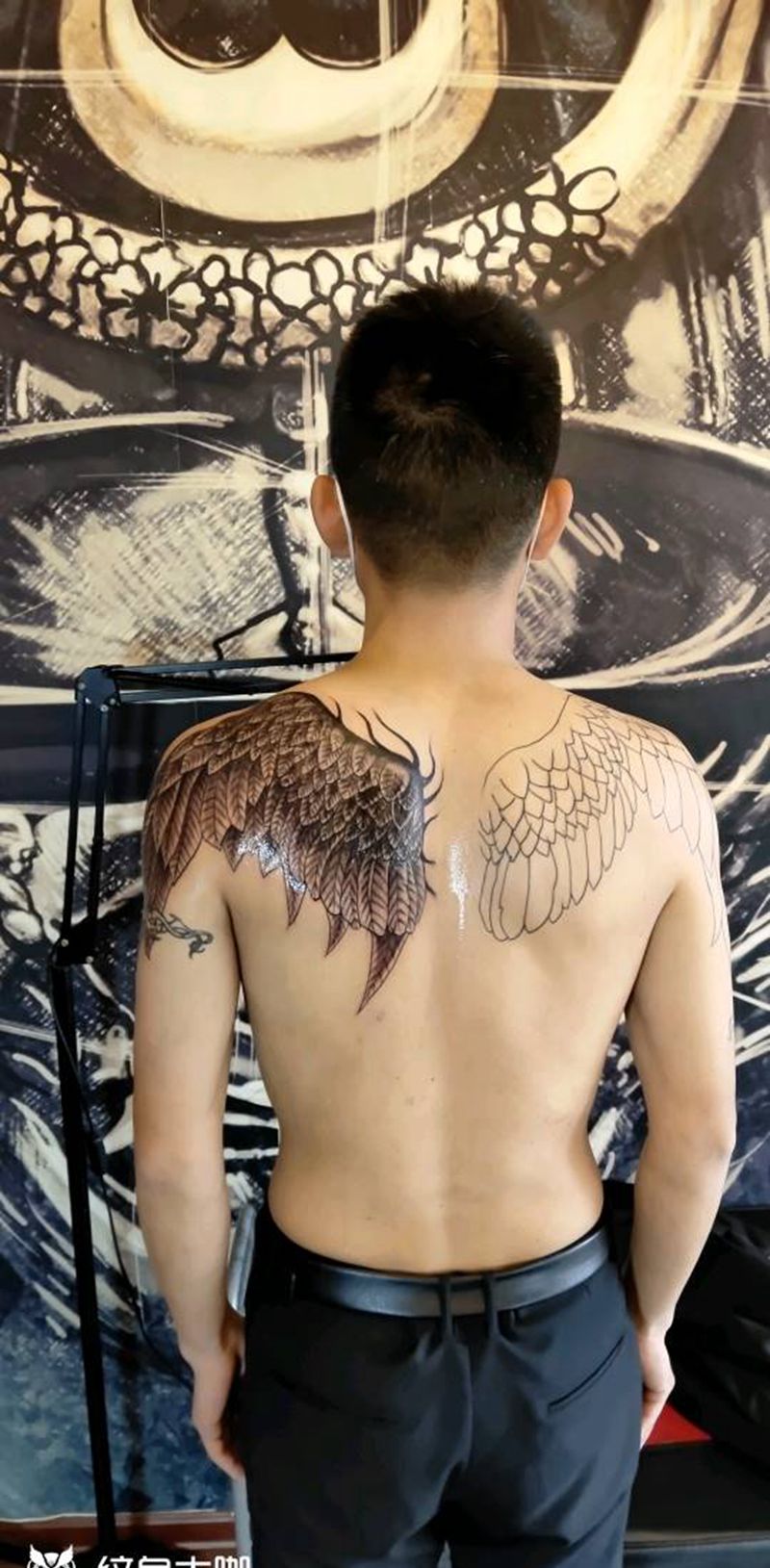 1999元翅膀下次继续纹身图片_肩部欧美写实纹身图案