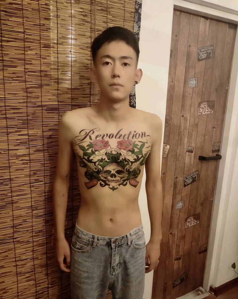 1999元欧美花胸纹身图片_胸部New School几何纹身图案