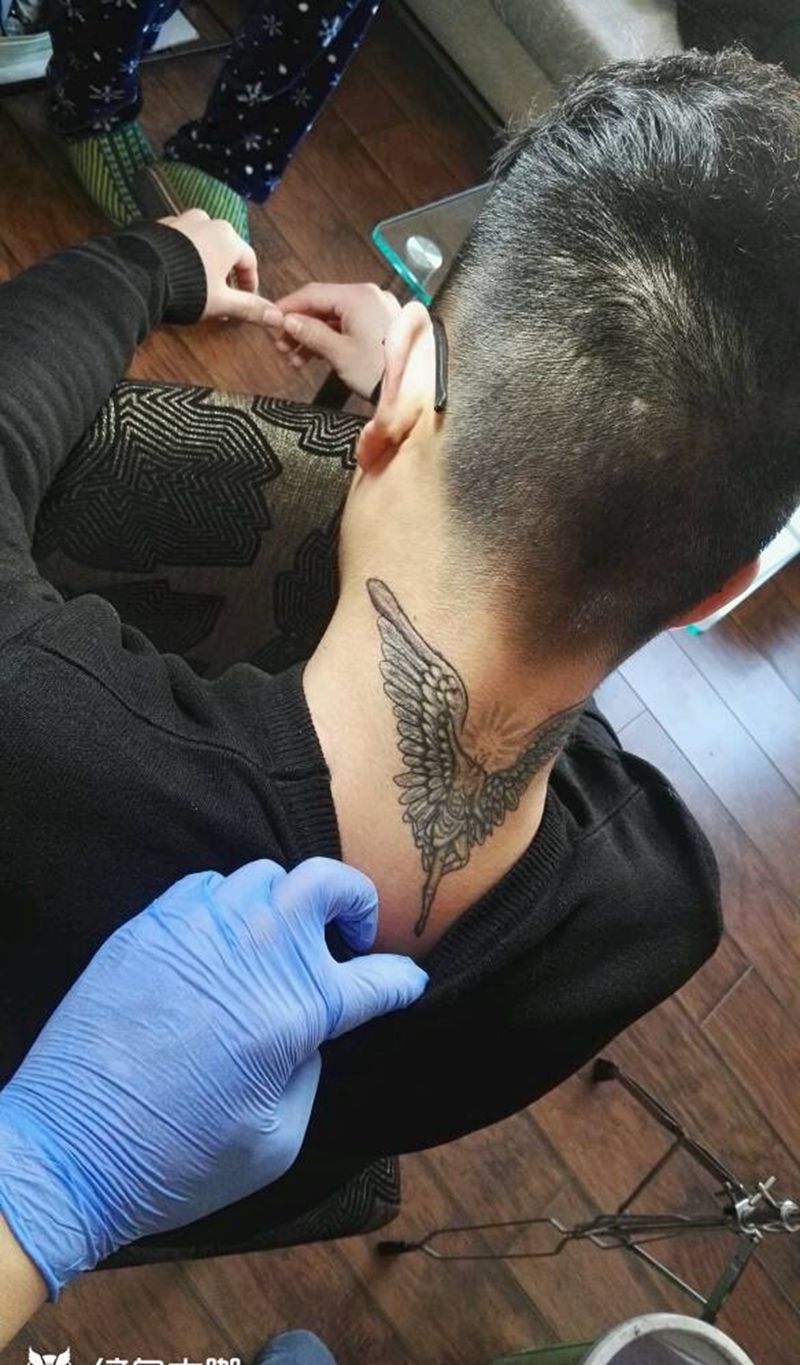 大天使纹身图片_颈部欧美人物成品纹身图案