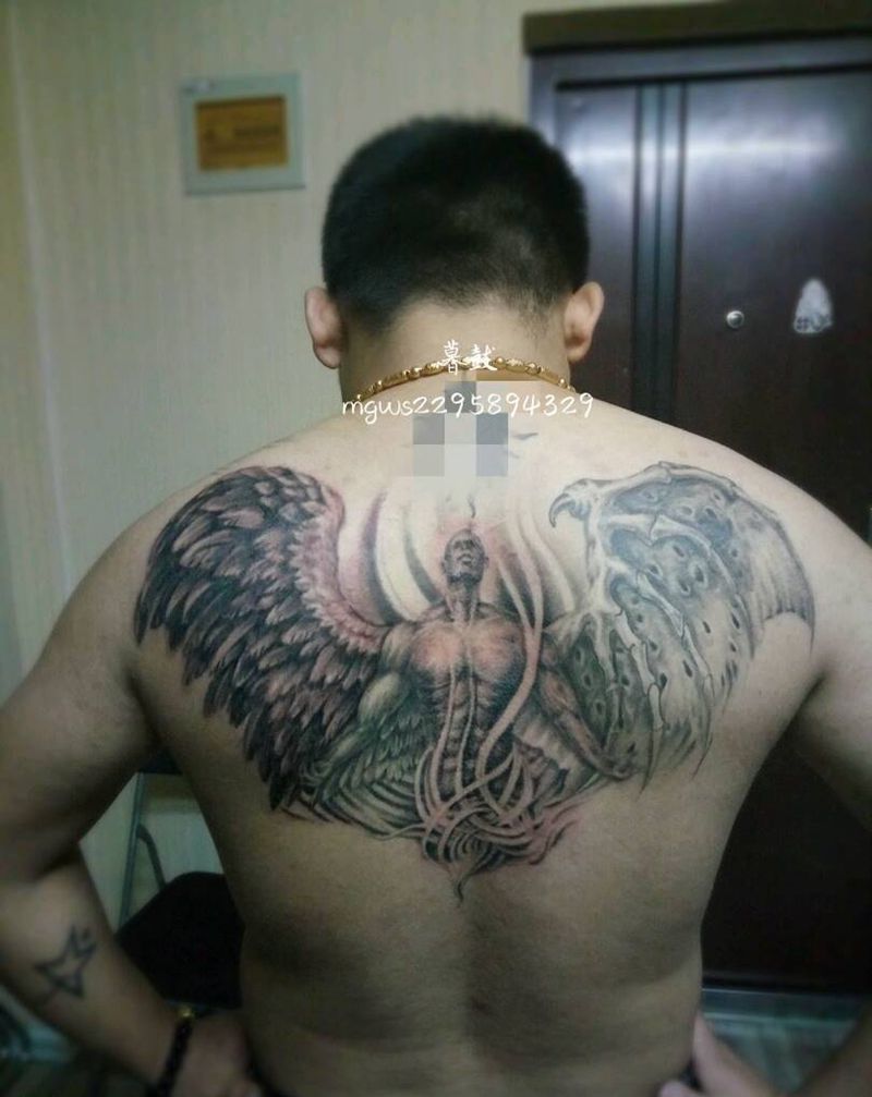 老铁的背~纹身图片_背部写实人物成品纹身图案