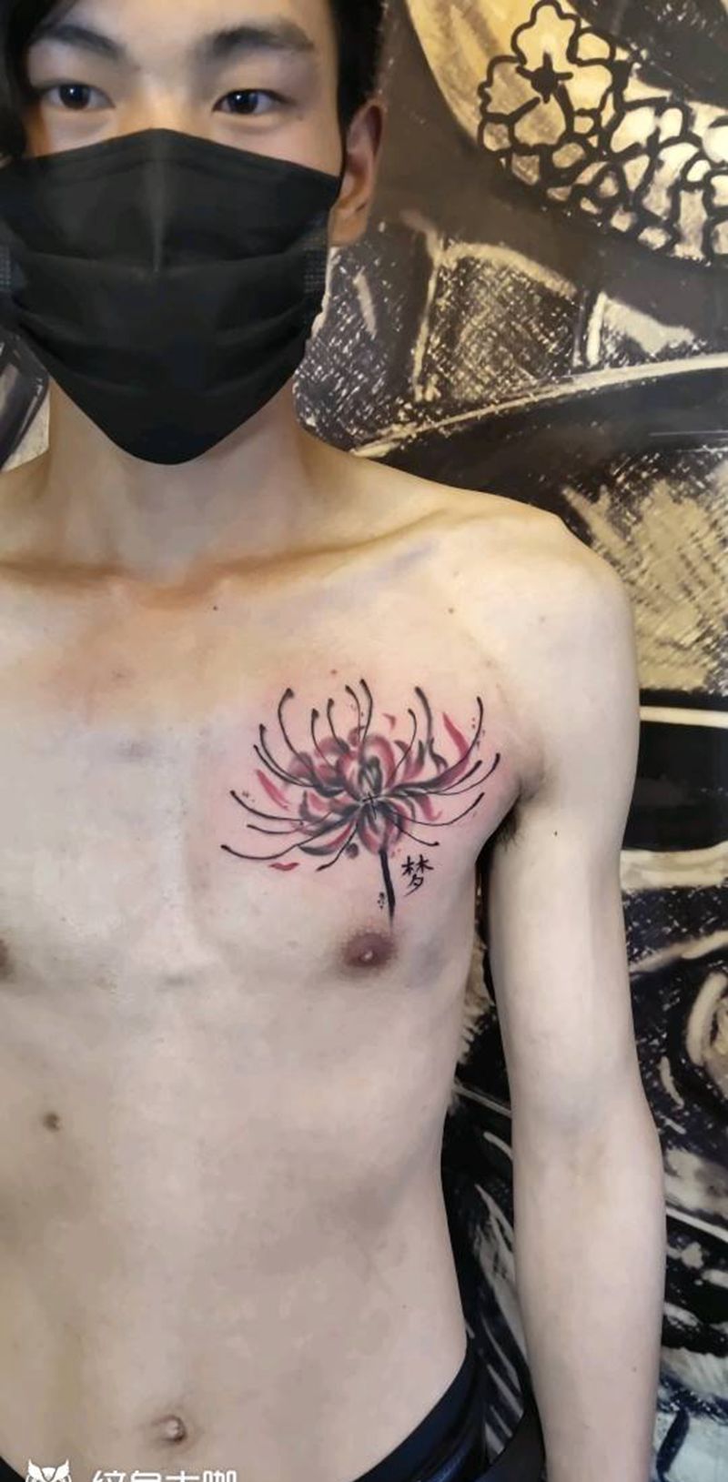 彼岸花纹身图片_胸部水墨纹身图案