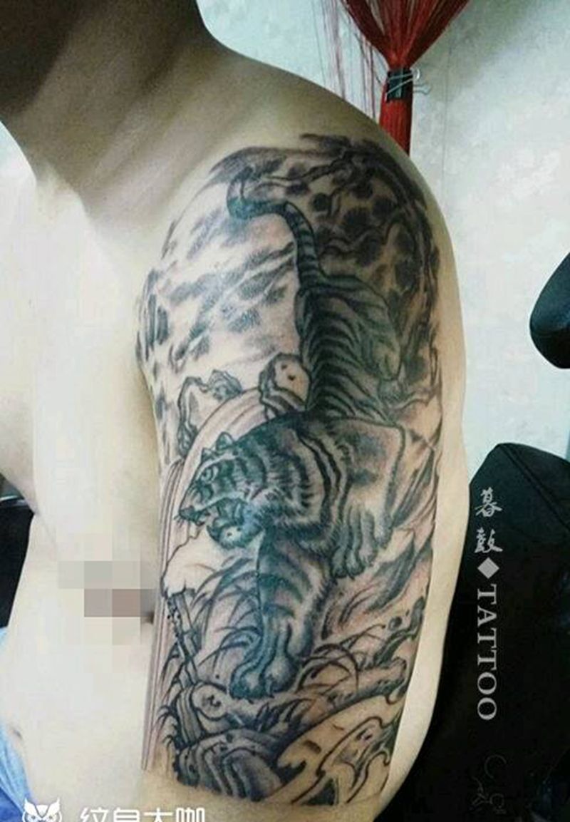 旧老虎添色加大纹身图片_手臂传统动物成品纹身图案