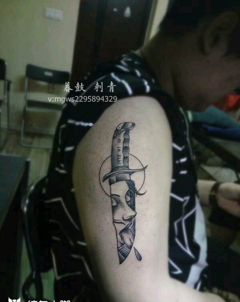 离远点~他有凶器纹身图片_手臂写实成品纹身图案