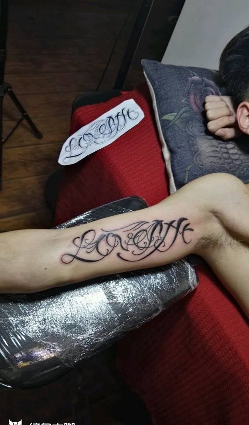 给帅哥设计的花体英文纹身图片_手臂欧美几何字符成品纹身图案