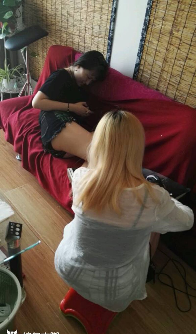 美女小清新工作中纹身图片_脚部欧美植物原创纹身图案