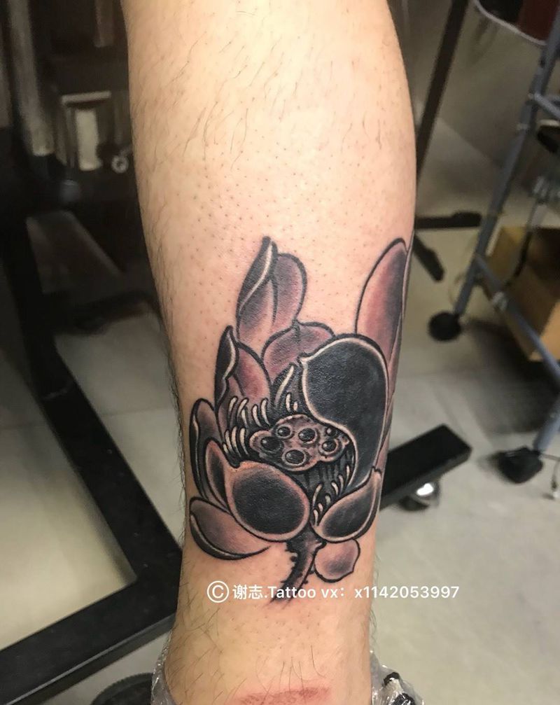 荷花纹身图片_成品腿部传统植物纹身图案